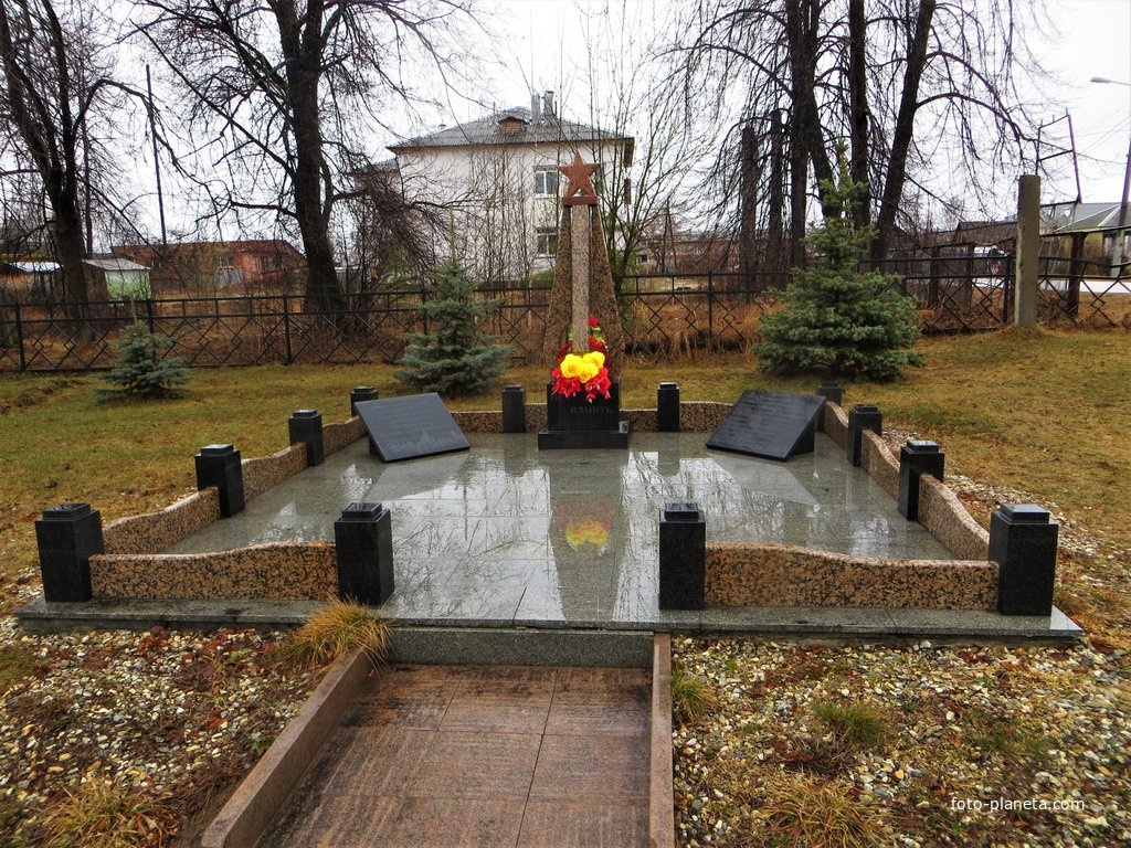 Памятник погибшим на складах боеприпасов 17 июня 1998