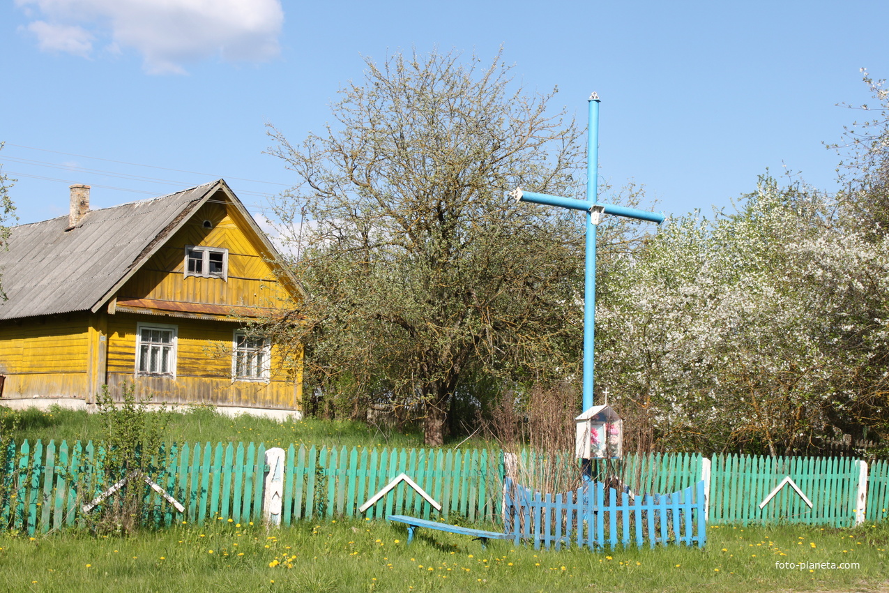Поклонный Крест в деревне Лущики