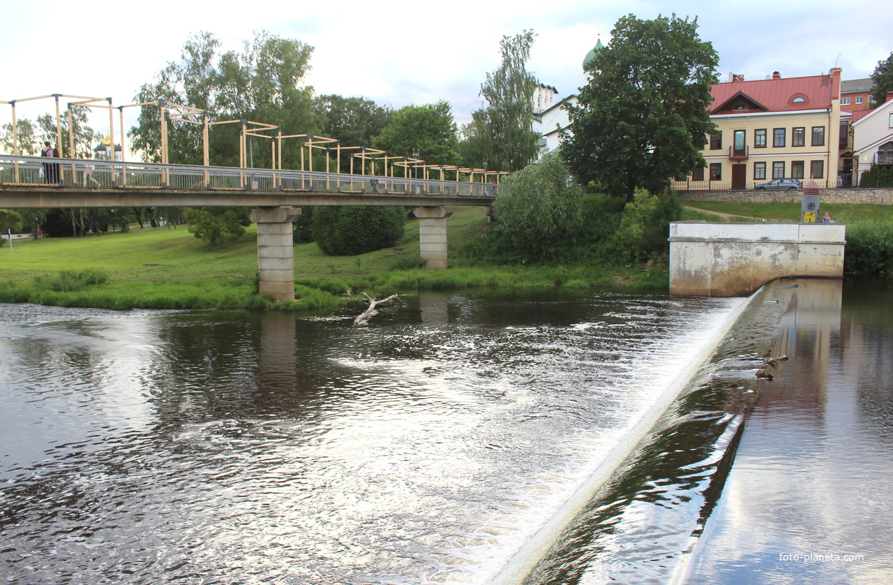 Мост через реку Пскову.