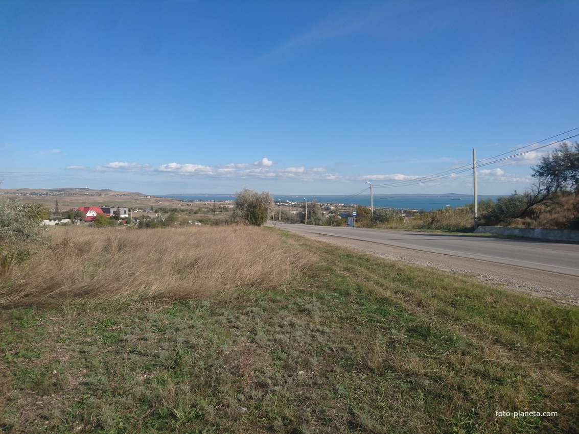 Панорама Керченского побережья. Вдали слева - Еникальский маяк