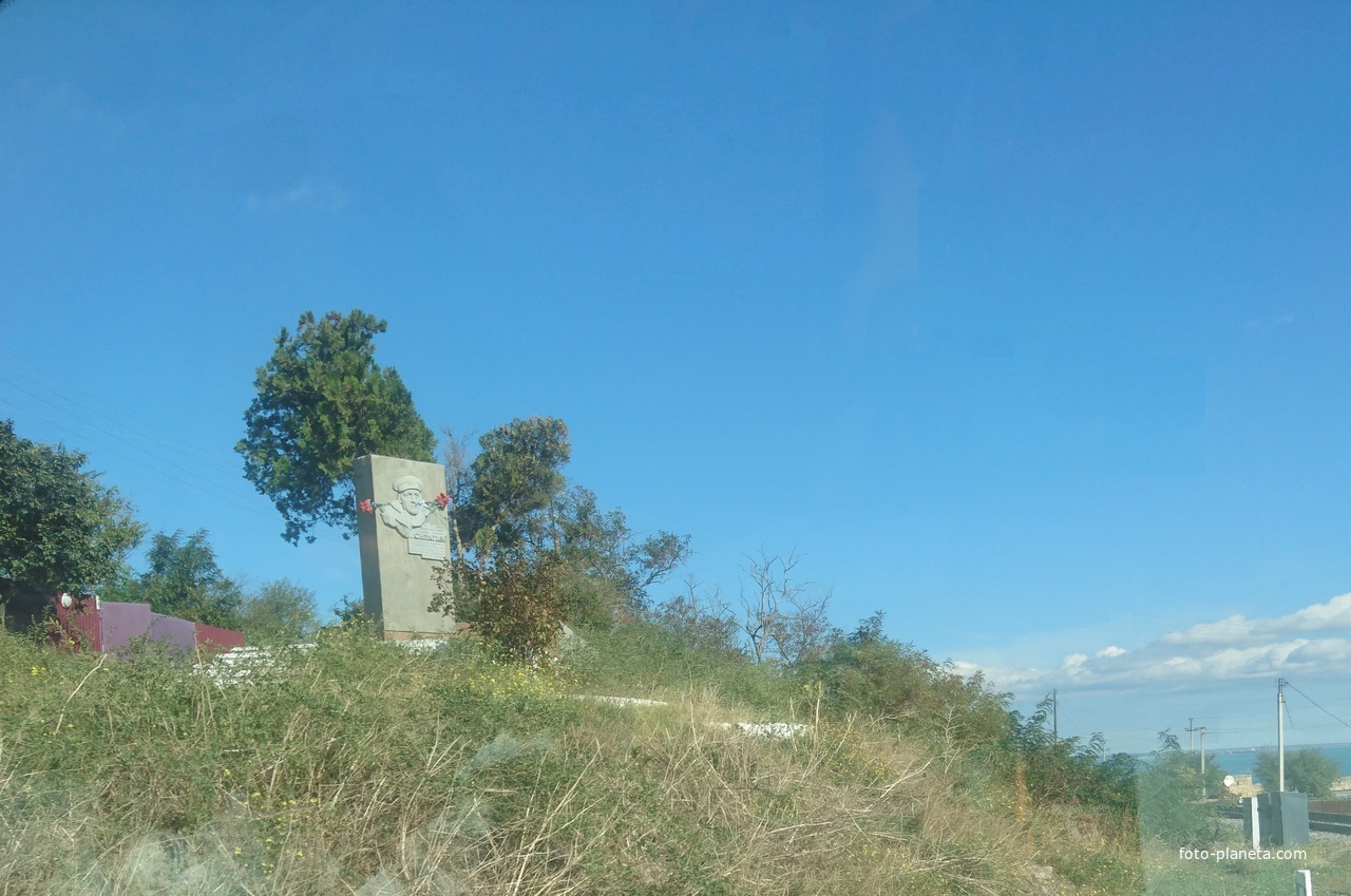 Памятник Герою Советского Союза Н.И. Сипягину на углу улиц Сипягина и Репина