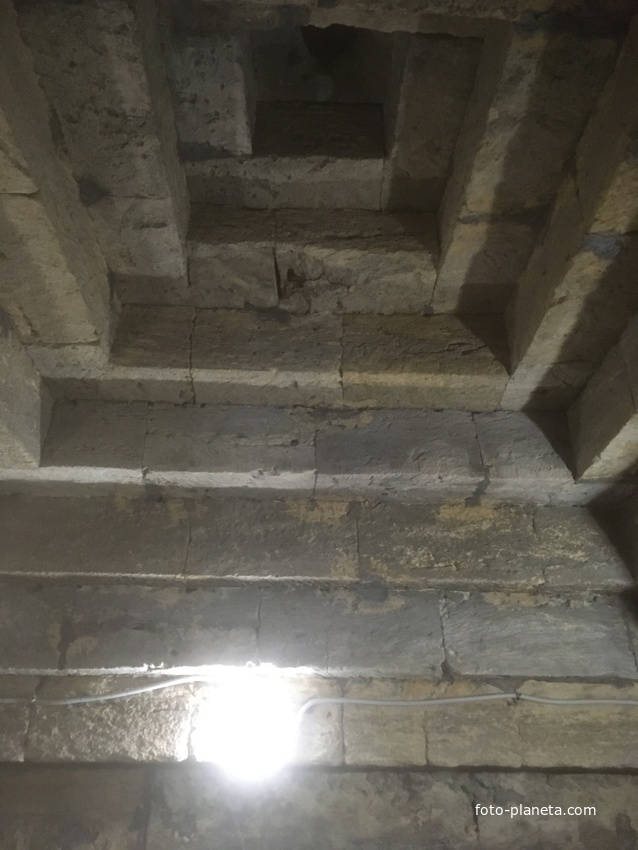Сводчатый уступами потолок из обтёсанных камней (квадров), сложенный до нашей эры методом сухой кладки в Мелек-Чесменском кургане