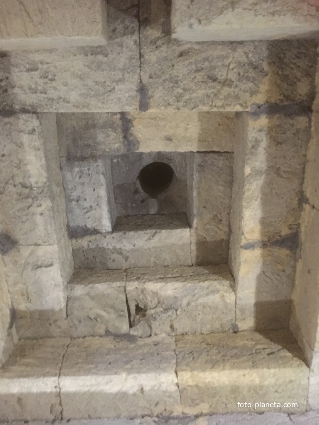 Сводчатый уступами потолок из обтёсанных камней (квадров), сложенный до нашей эры методом сухой кладки в Мелек-Чесменском кургане