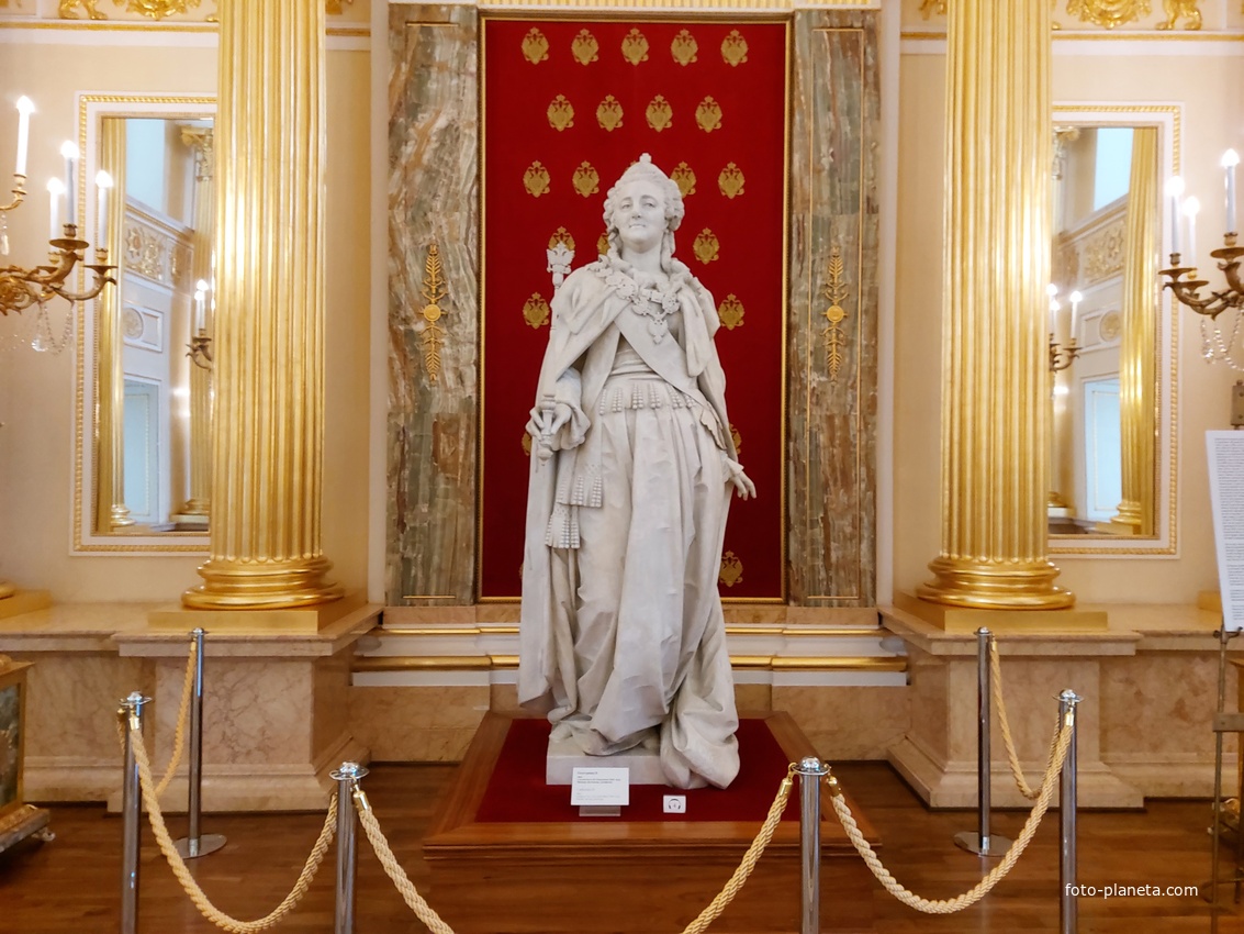 Статуя Екатерины в Екатерининском зале