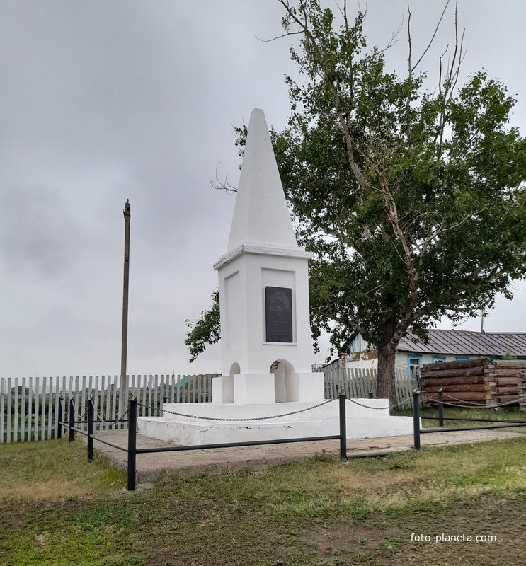 Памятник у мечети