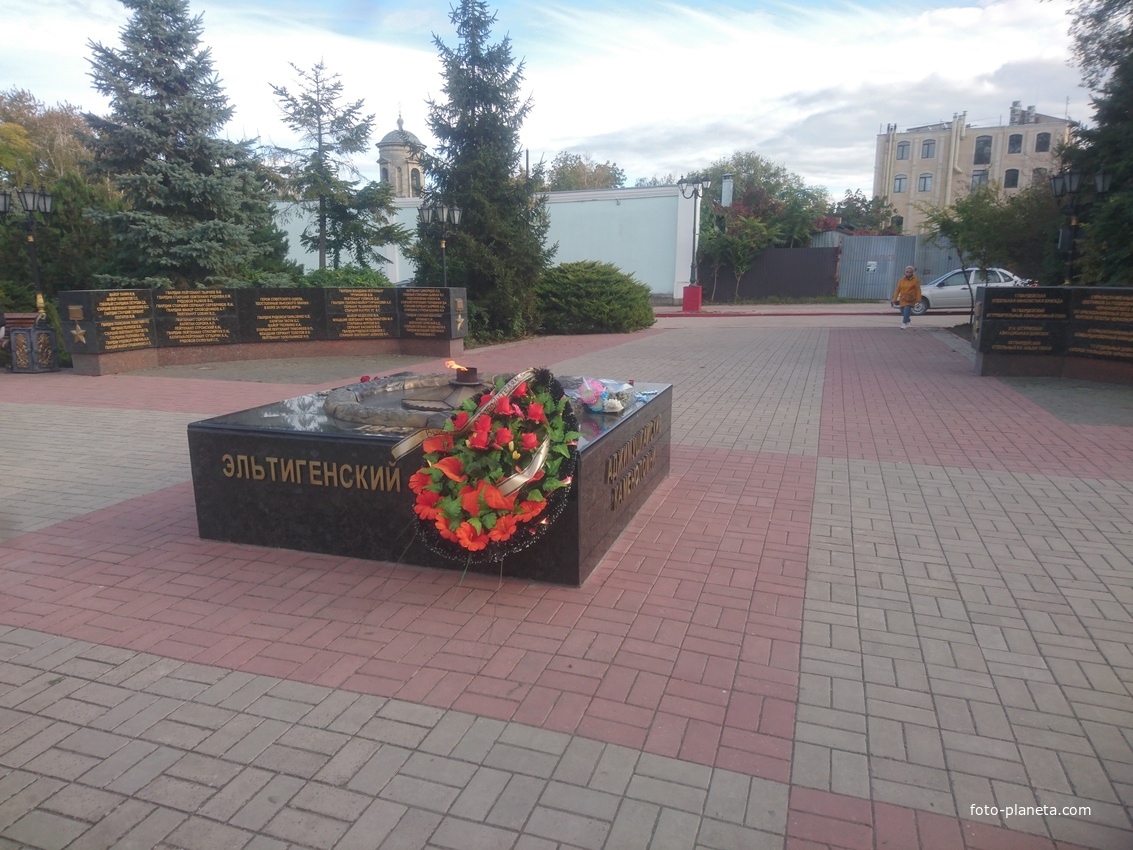 &quot;Мемориал Героев&quot; в сквере Славы. Памятник  Эльтигенскому десанту и героям обороны Аджимушкайских каменоломен