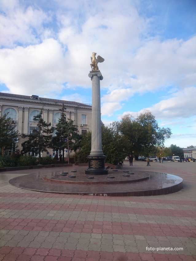Стела городов-героев на площади Ленина
