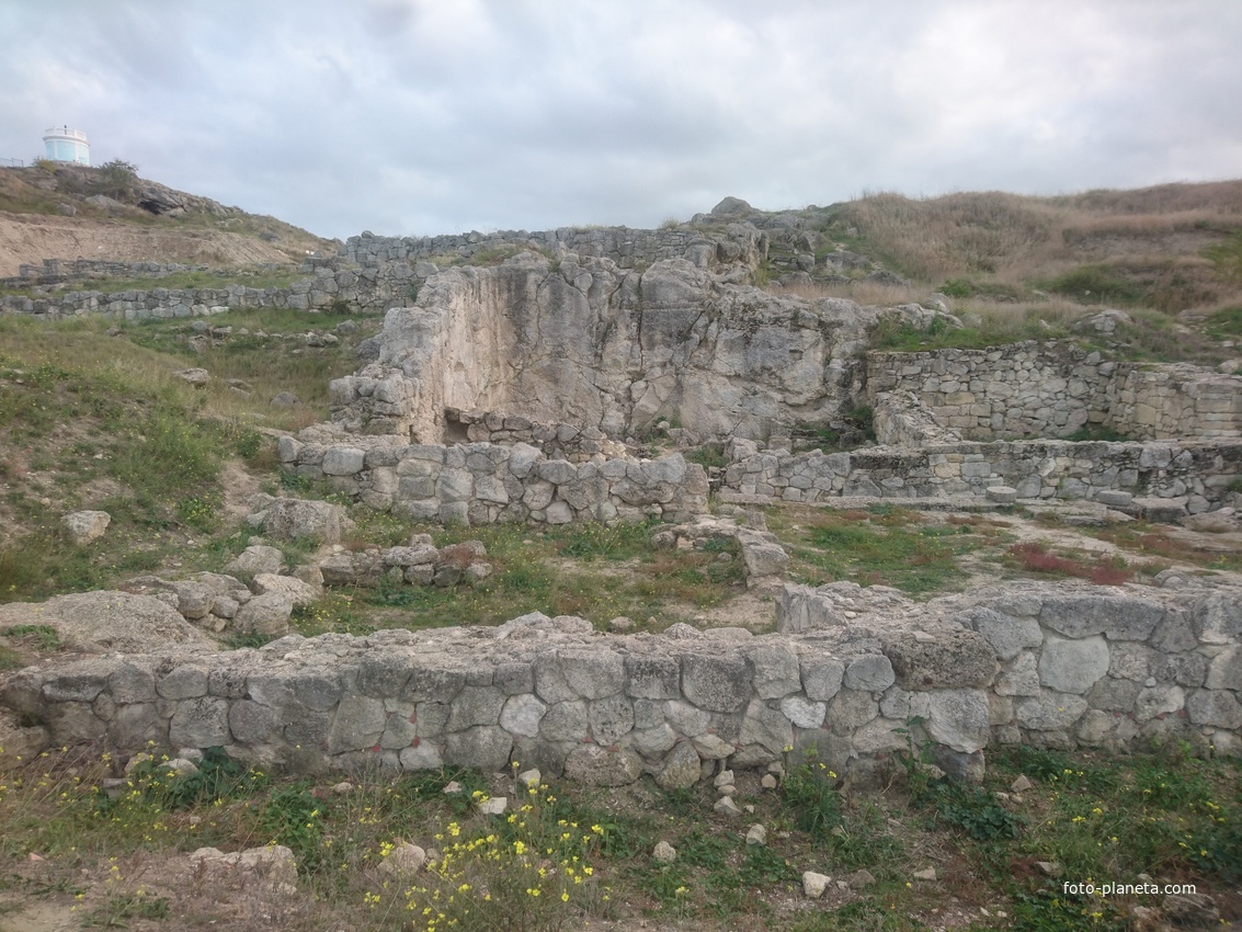 Руины античного города Пантикапей - бывшей столицы Боспорского царства