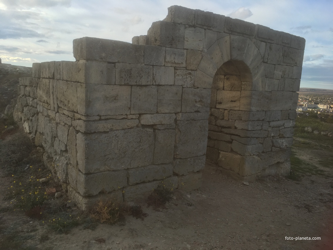Руины античного города Пантикапей - бывшей столицы Боспорского царства