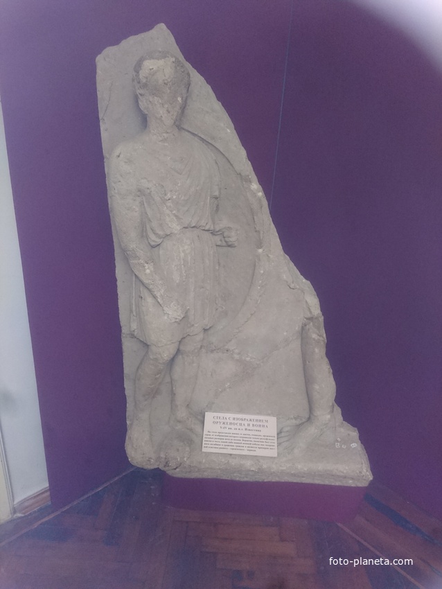 Историко-археологический музей. Стела с изображением оруженосца и воина, V-IV в. до н.э.