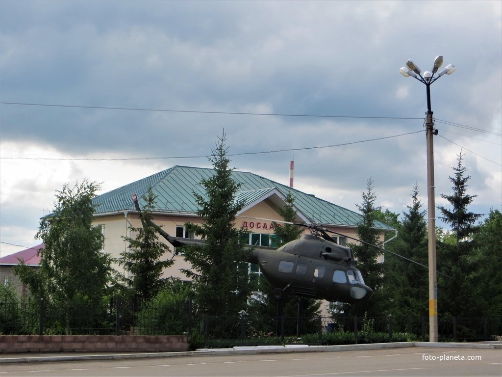 Здание ДОСААФ и вертолёт Ми-2