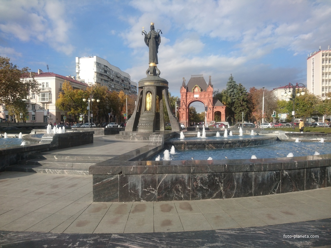 Фонтан &quot;Свято-Екатерининский&quot;, памятник &quot;Святой великомученице Екатерине&quot; и Александровская Триумфальная арка