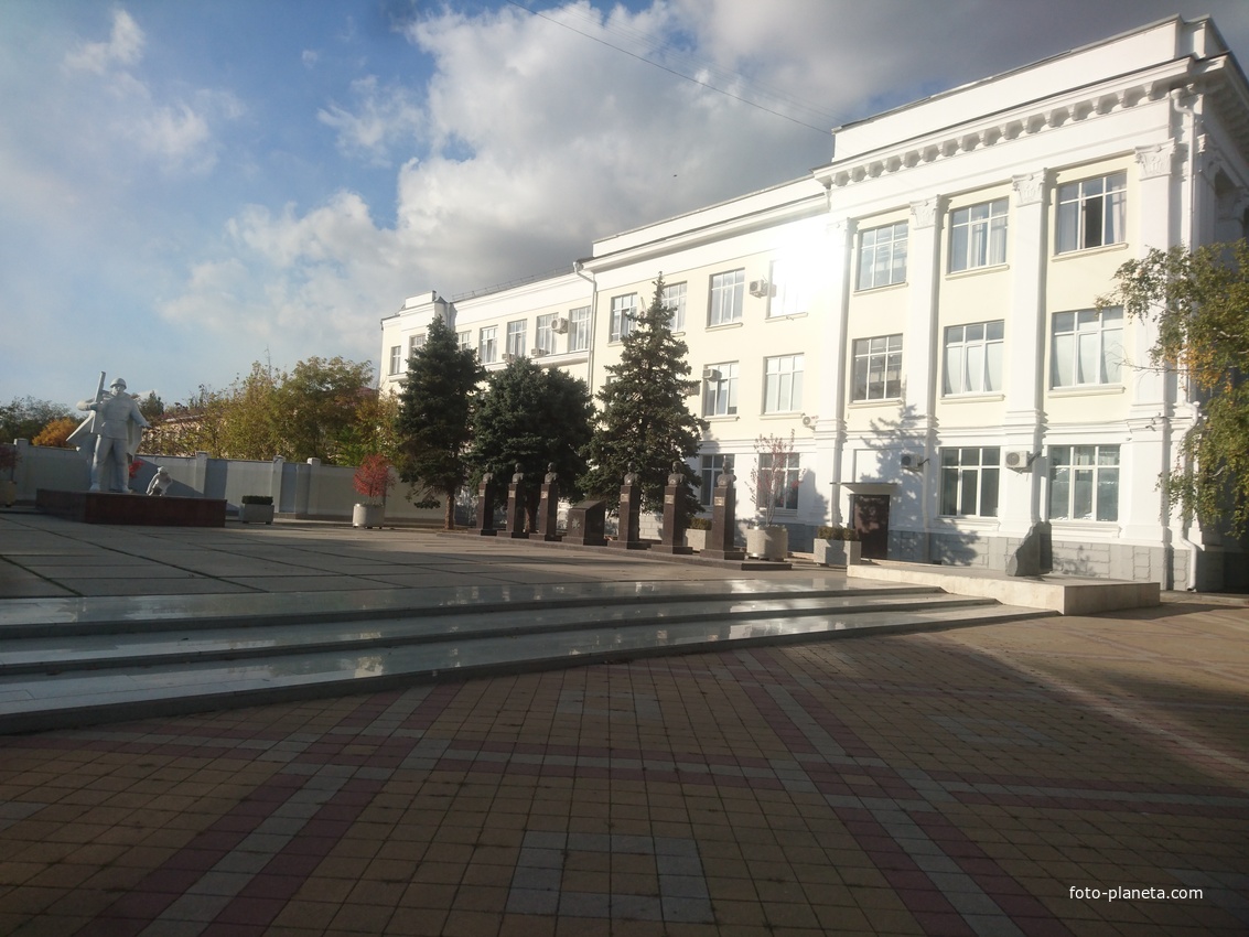 Памятник по улице Красной, установленный в 1968 году в честь  студентов, преподавателей и сотрудникам КПИ (нынешний КубГТУ).