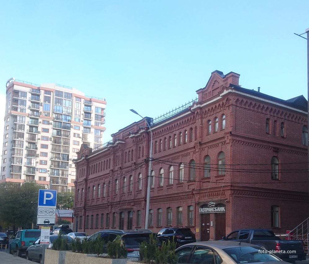 Здание Газтрансбанка (бывшая баня купца М.М. Лихацкого) по ул. Длинной