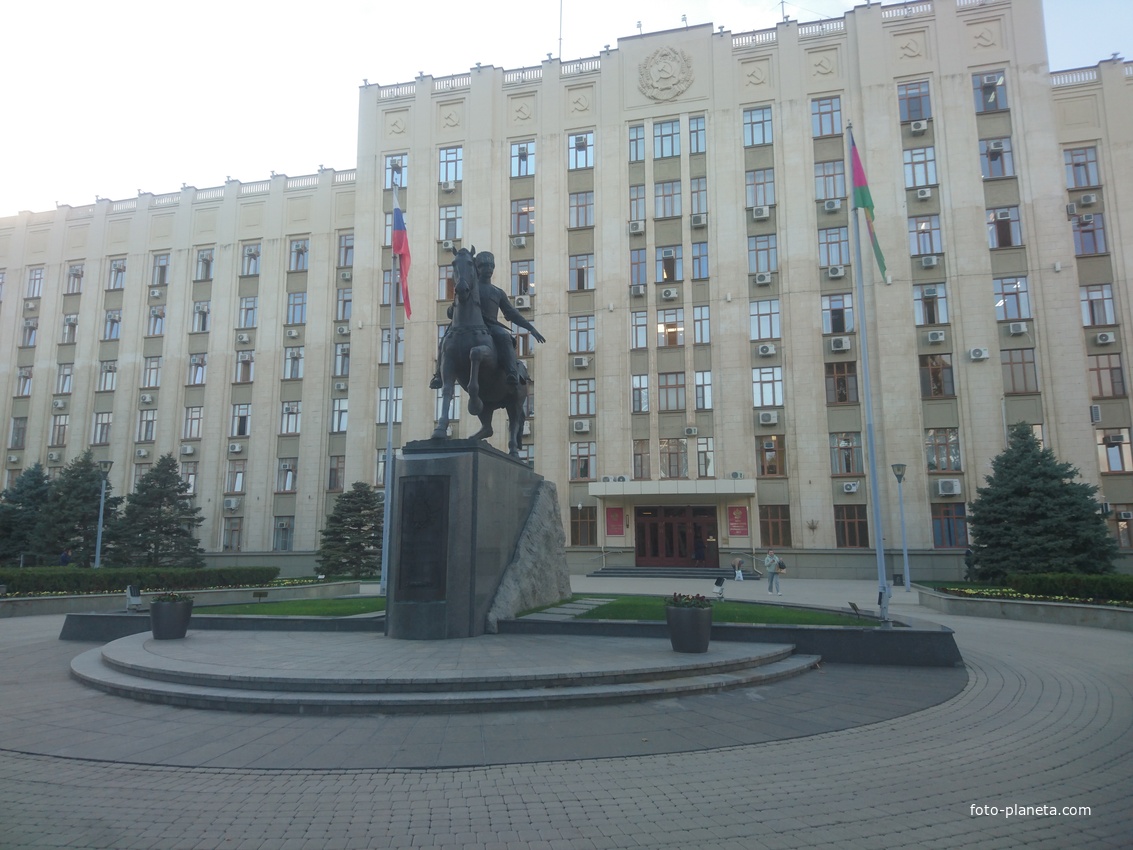 Памятник Кубанскому казачеству перед администрацией Краснодаского края