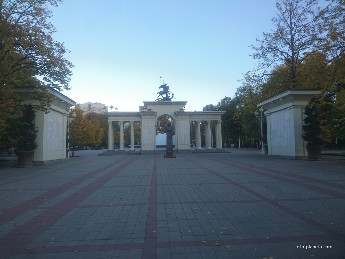 Памятник-бюст Маршалу Жукову и Мемориальная арка &quot;Ими гордится Кубань&quot;