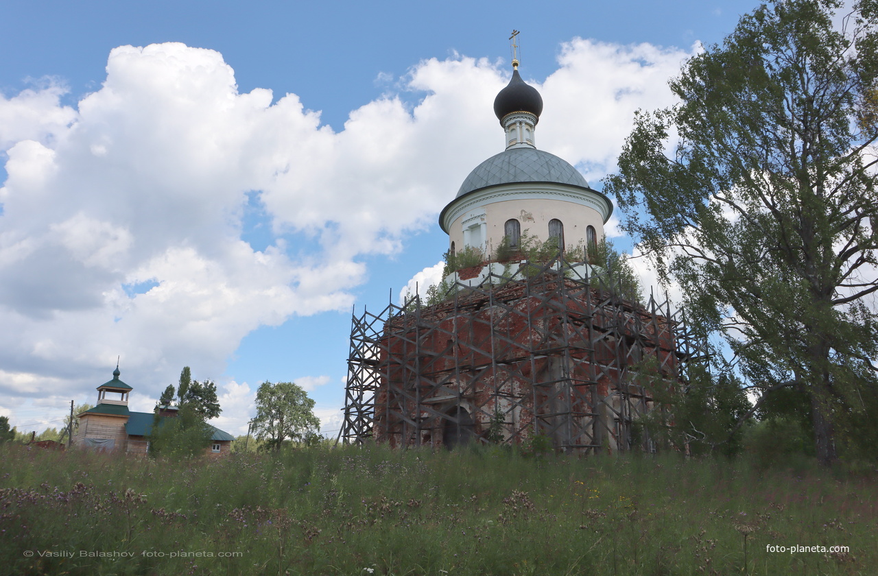 Село Коробовщина, церковь Николая Чудотворца и строящаяся часовня