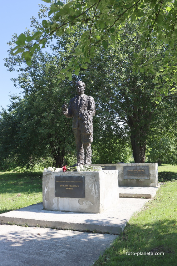 Д. Маринкино, памятник дипломату В. И. Чуркину
