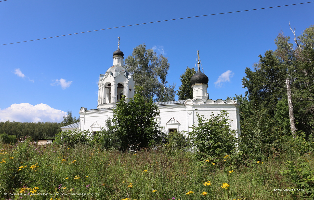 Екатерининская церковь у погоста в окрестности д. Поляны