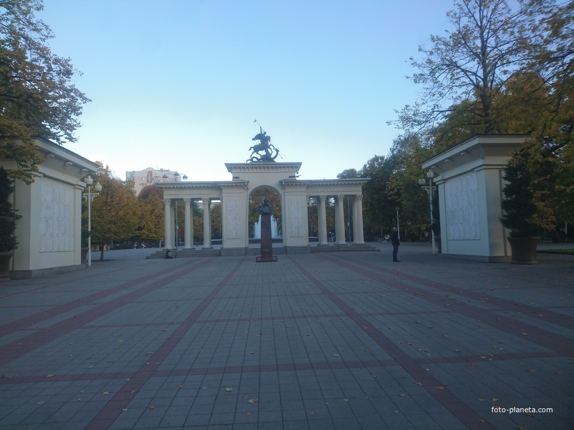 Памятник-бюст Маршалу Жукову и мемориальная арка &quot;Ими гордится Кубань&quot;