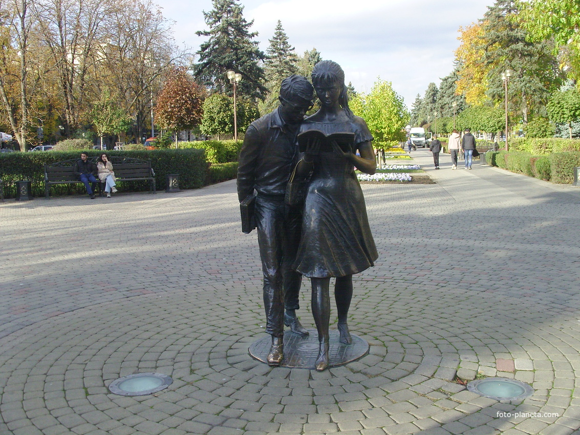 Скульптура &quot;Шурик и Лида&quot; на улице Красной