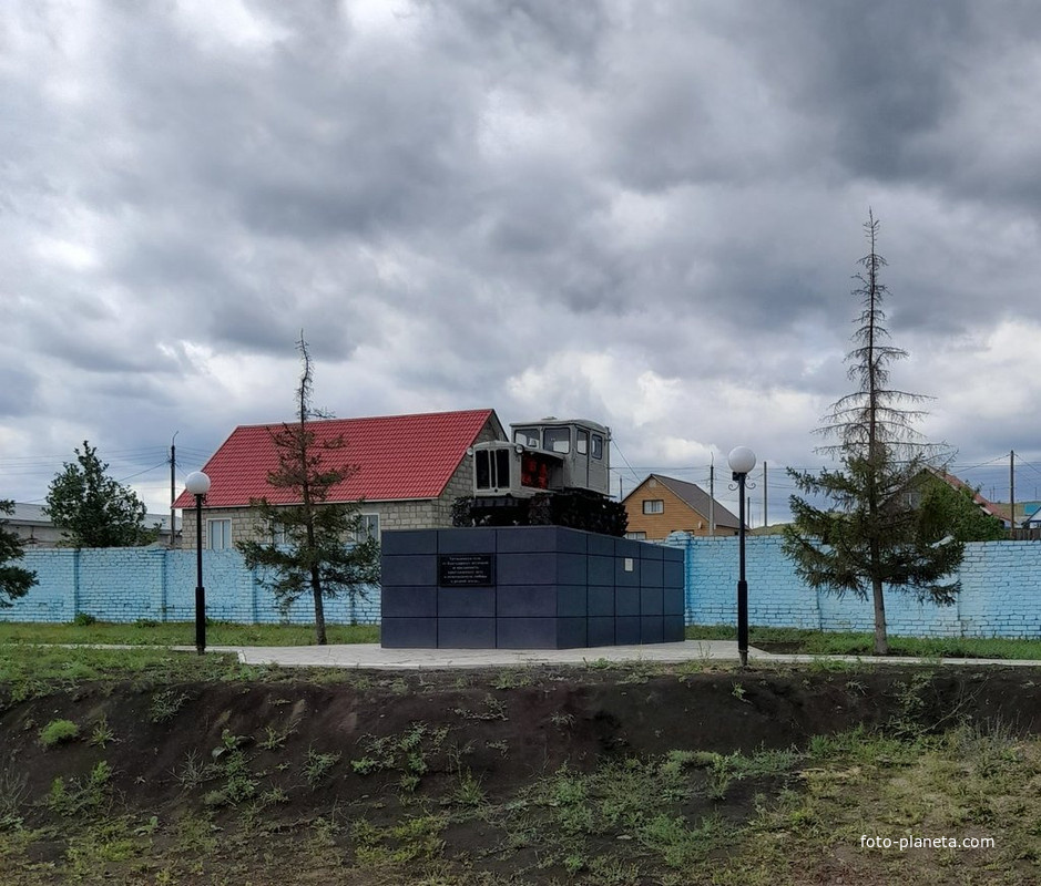 Памятник трактору Т-74