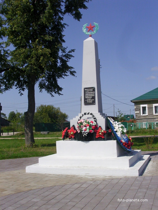 Памятник погибшим в Гражданскую войну (братская могила погибших от зверской расправы банд Колчака в 1919г.)