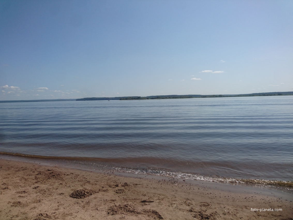 Река Кама у поселкового пляжа. За островом на левом берегу - устье реки Яйвы. Где-то там, на левом берегу был старинный Орёл-городок, откуда Ермак ушёл завоёвывать Сибирь