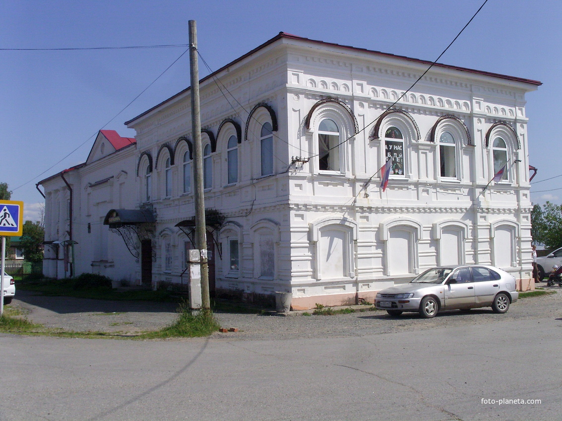 Бывший купеческий дом XIX в центре поселка Орёл, в здании располагается библиотека.