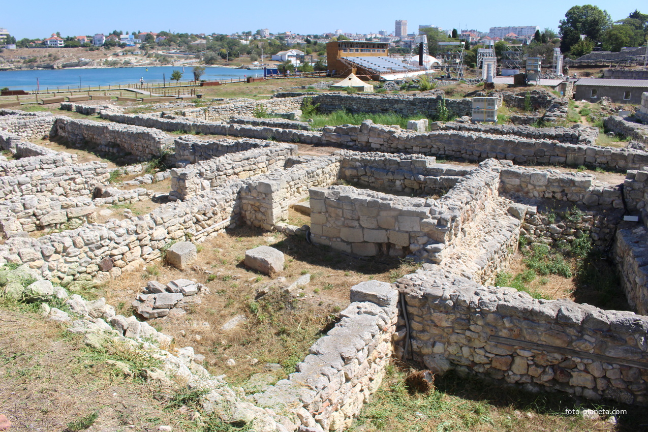 Вид из древнего города на современный Севастополь.