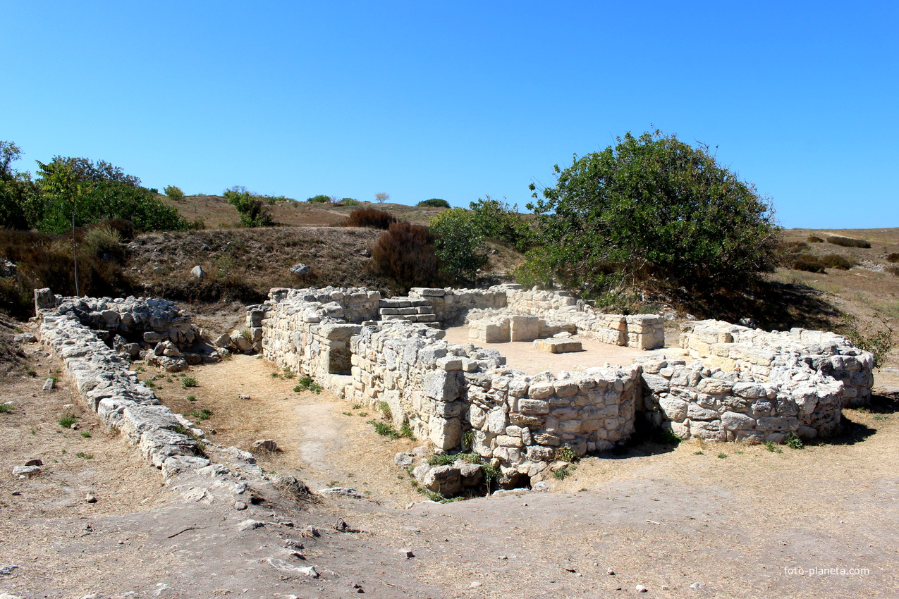 Руины древнего города.