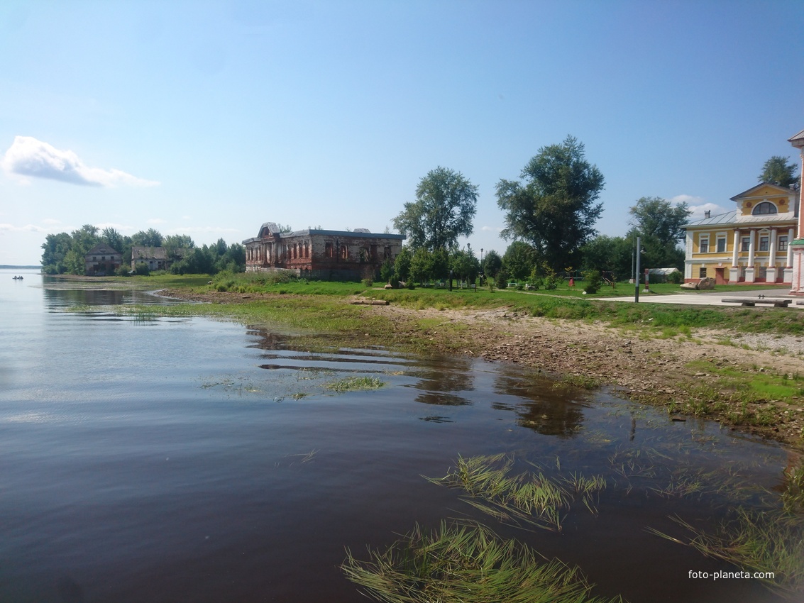 Слева - дом князей Абамелик-Лазаревых в Усолье, купивших в конце 18-го века у Строгановых часть земель и заводов, был построен 30-е годы XIX века по проекту архитектора Чёрмозского завода И. Подъячева. Справа - Контора и архив солезаводов Строгановых