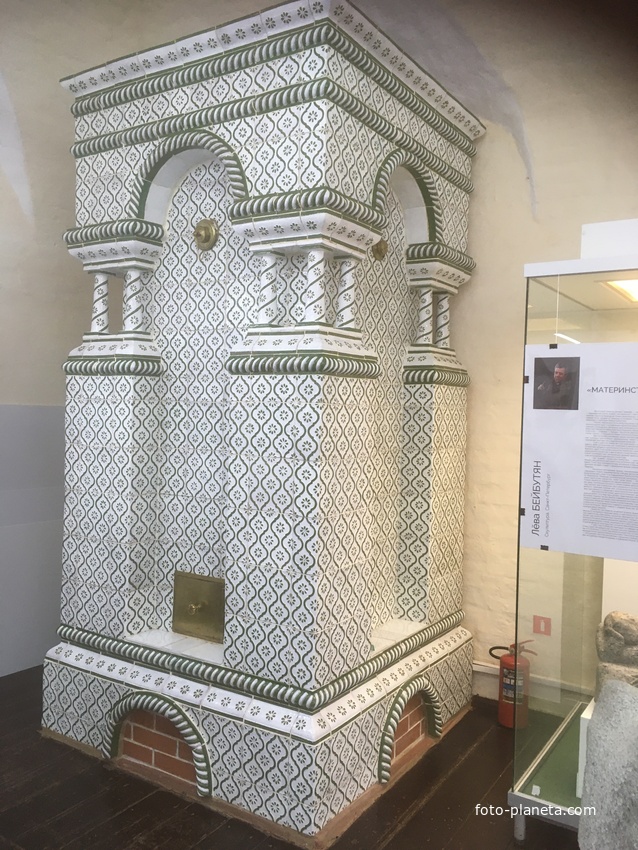 В музее «Палаты Строгановых» Усолья. Изразцовая печь с витым крестовым рельефом по белому полю, восстановлена к 2017 году.