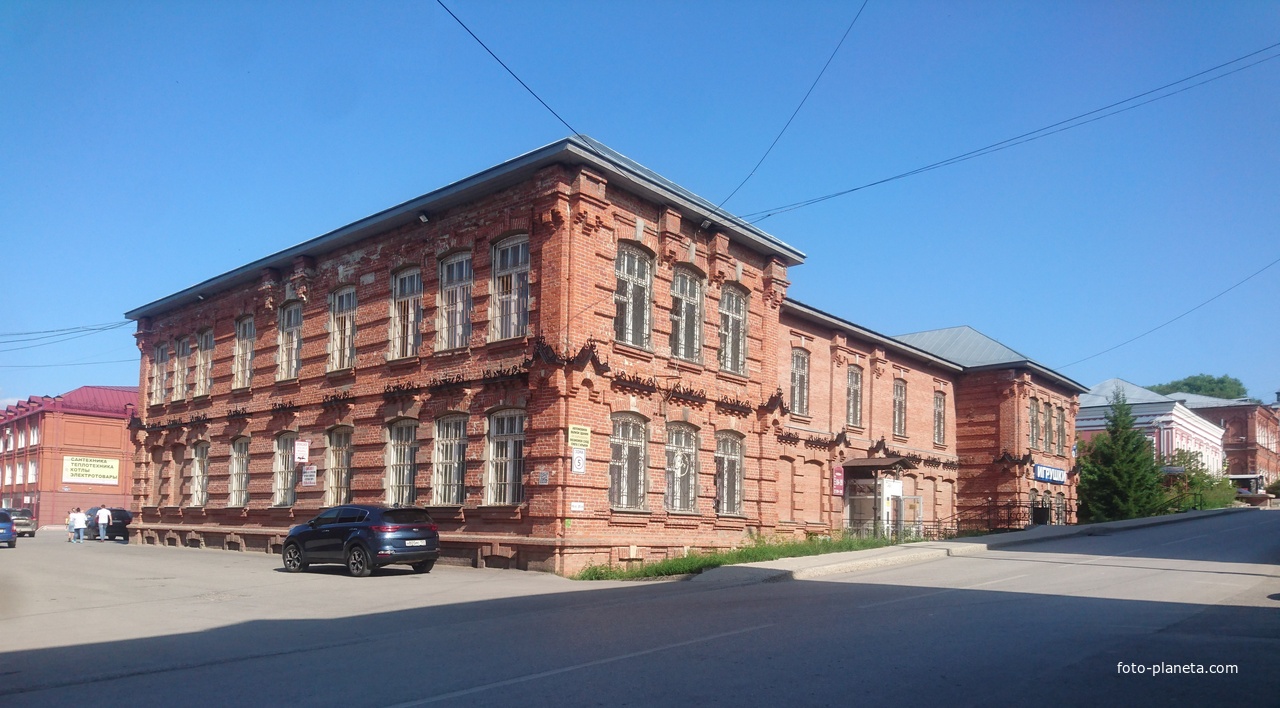 Бывшие казённые винные склады, ныне ставшие торговым центром &quot;Гостиный двор&quot;.