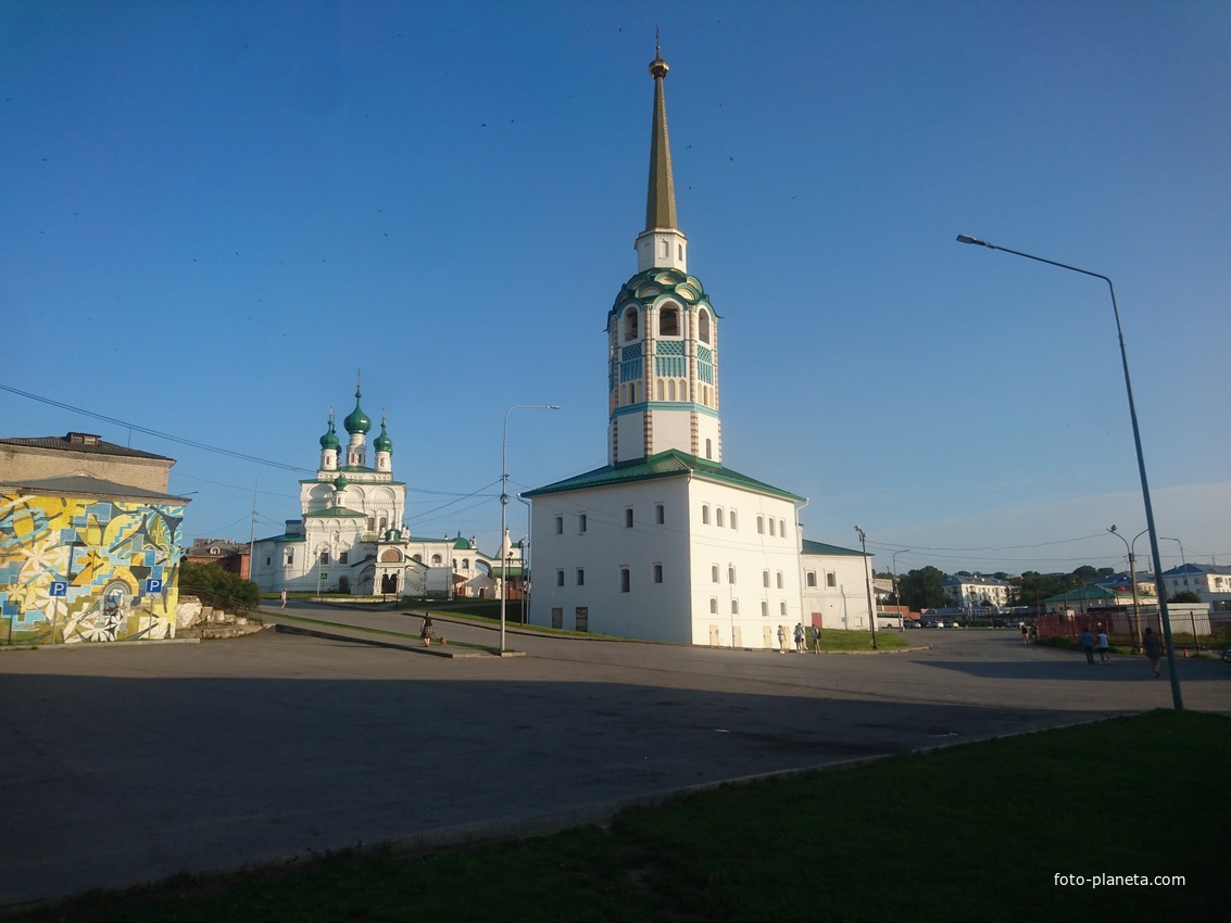Воскресенско-Рождественский храм (без куполов).  За ним - Соборная колокольня и Троицкий Собор - слева.