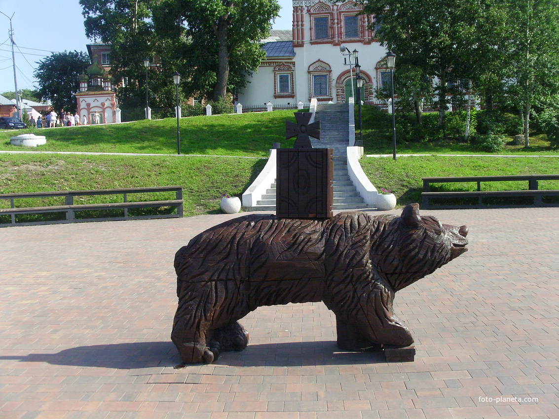 Жанровая скульптура медведя из дерева на Соликамской набережной