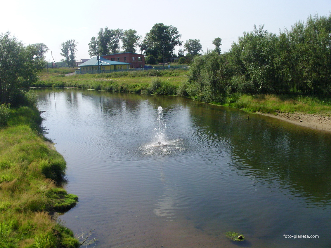 Плавающий светодинамический фонтан на реке Усолке Соликамска, работающий в тестовом режиме.