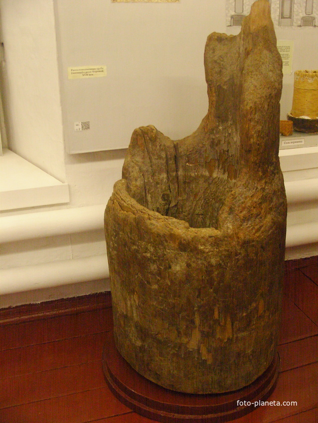 В краеведческом музее. Расололоподъёмная труба (матица) XVII в. с реки Боровой