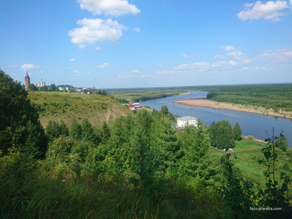 Река Койва с храмами и окраиной города Чердынь