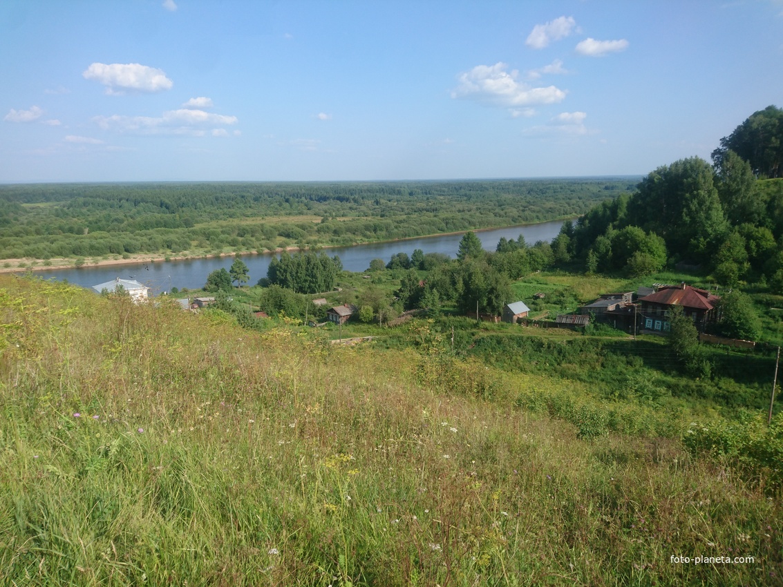 Частный сектор города у реки Колва. Вид с Троицкого холма
