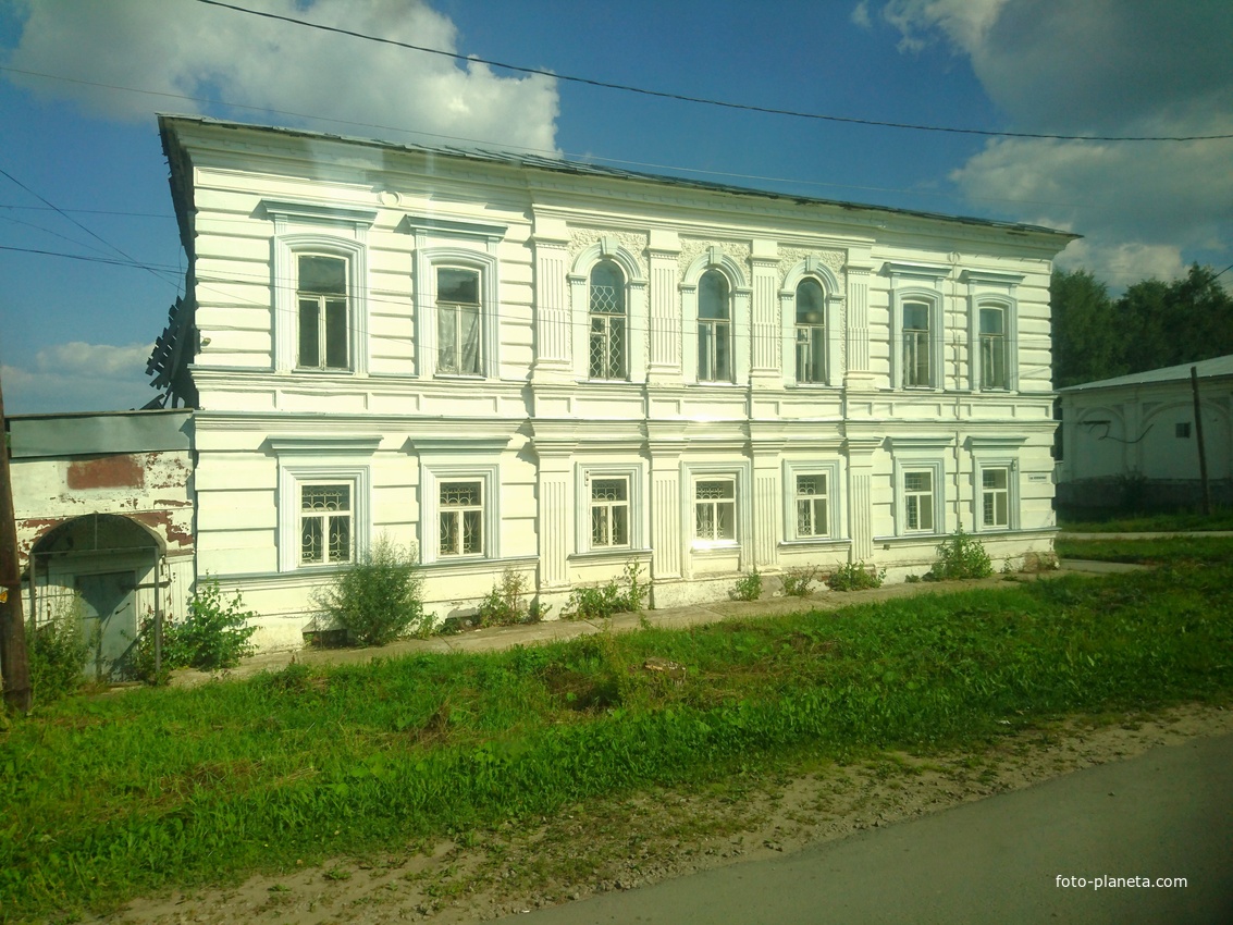 Историческое здание, известное как «Дом монастырский», постройки 1913 г. по  улице Мамина-Сибиряка, д.13. Сегодня это - памятник архитектуры, используется как культовое (религиозное).
