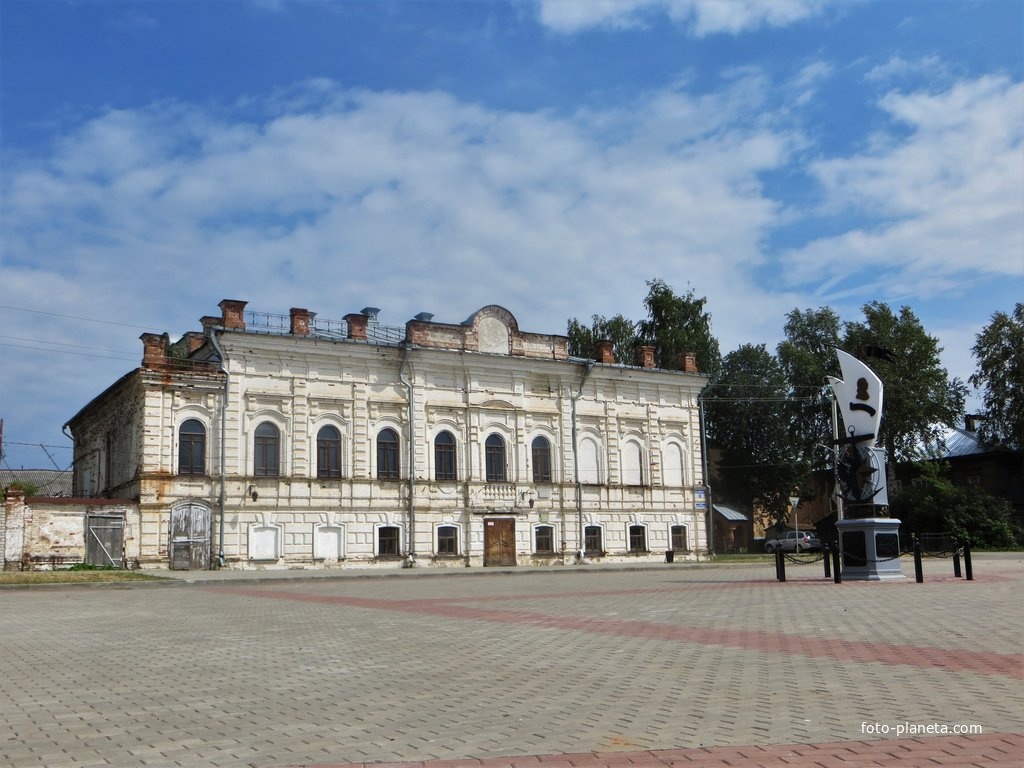 Усадьба купцов Чердынцевых и памятник Витусу Берингу