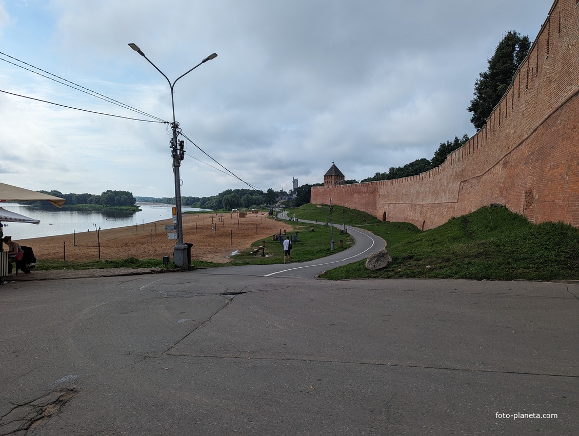 Кремлевская стена вдоль реки Волхов