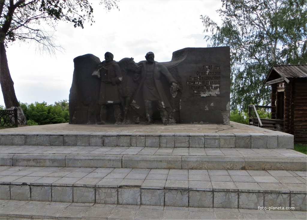 Памятник основателям Осинской слободы Нечаю и Филиппу Калужениным