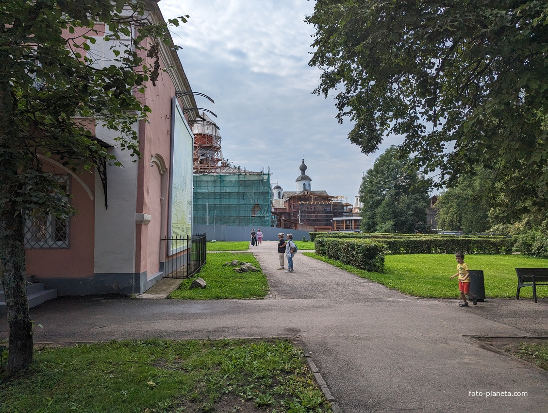 Вид на церковь Георгия Победоносца на Торгу