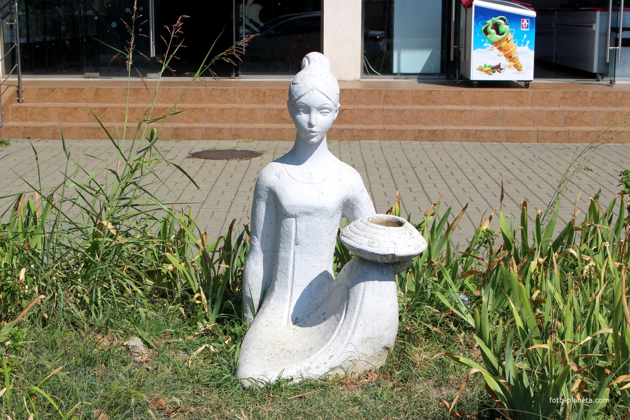 Скульптура девушки на ул. Лазарева.