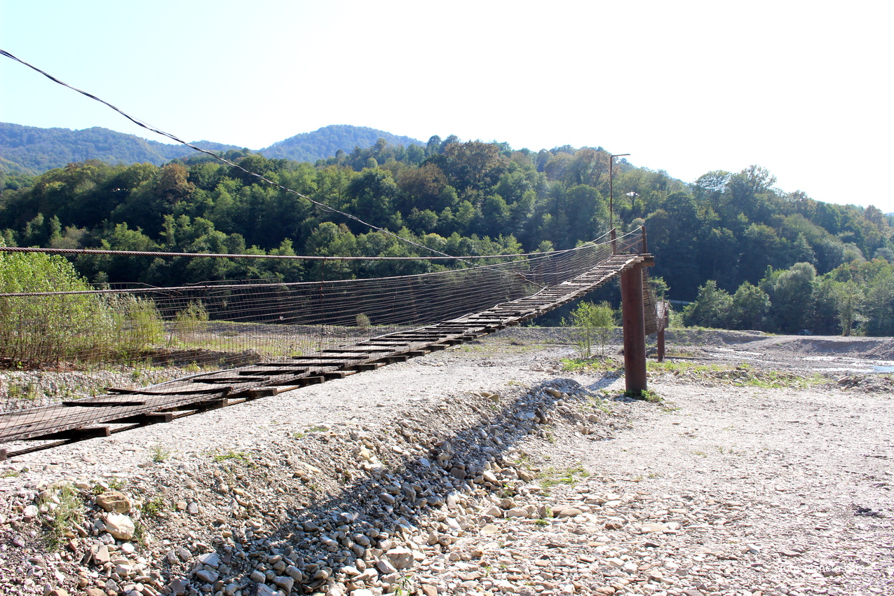Подвесной мост через реку Аше.