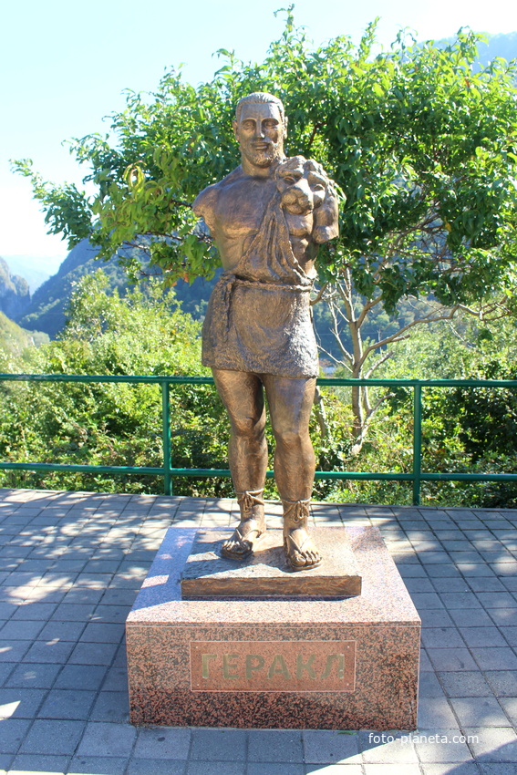 Скульптура Геракла на смотровой площадке у ущелья Ахцу.