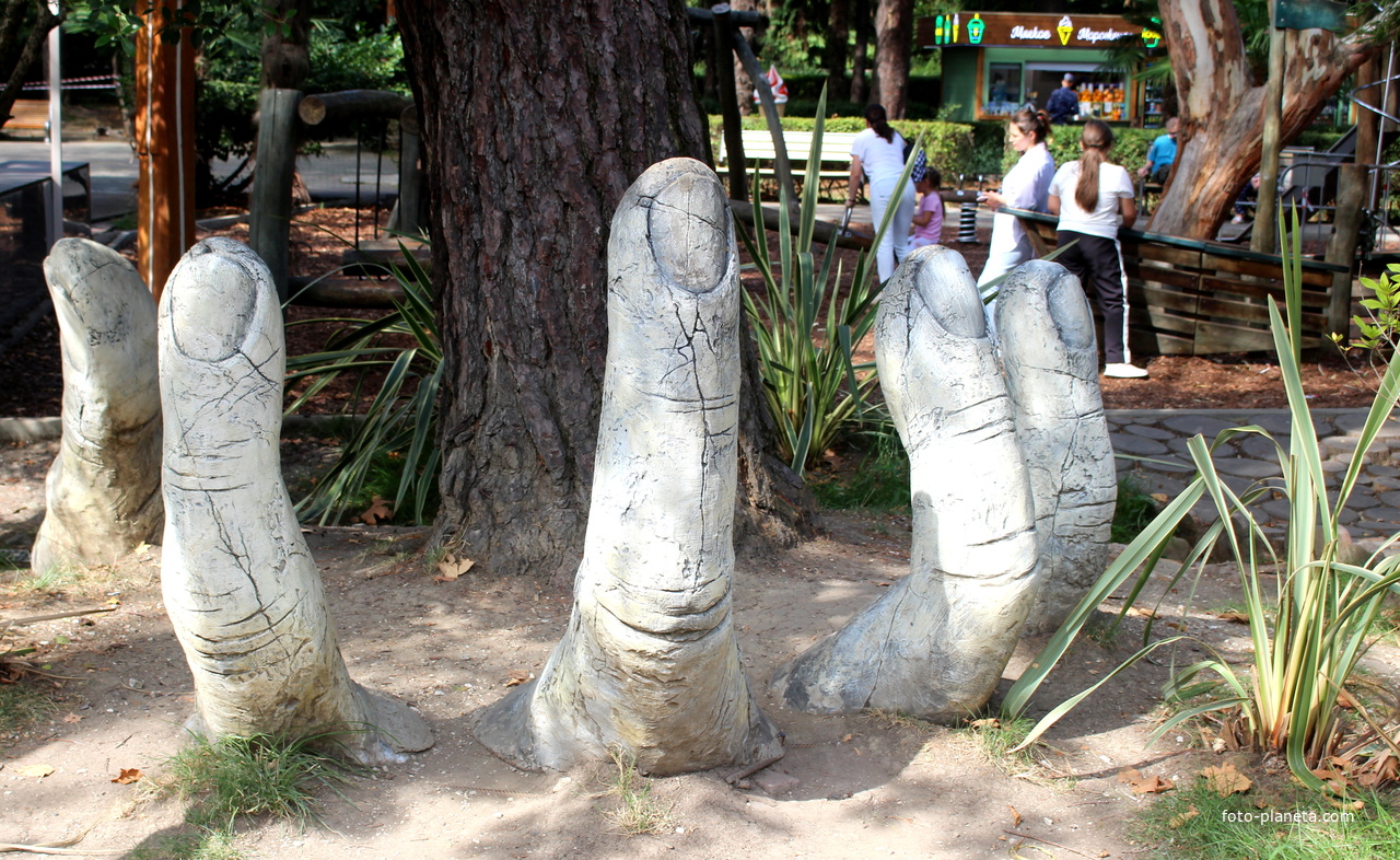 Скульптура &quot;Пальцы&quot; в парке &quot;Ривьера&quot;.