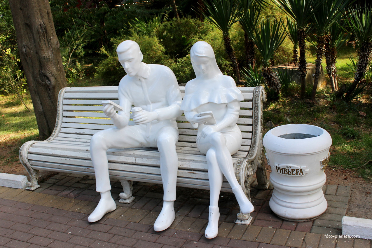 Скульптура &quot;Телефонозависимые&quot; в парке &quot;Ривьера&quot;.